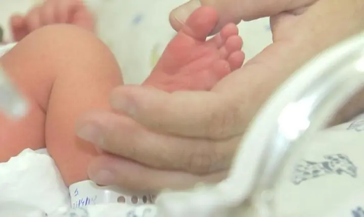 Enfermeira é detida por levar bebê de paciente para casa após o parto em MT; Entenda o caso