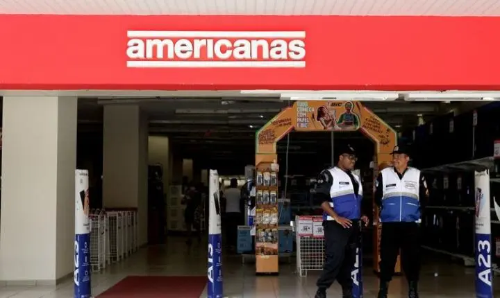 Ex-diretora das Americanas entrega passaporte ao retornar ao Brasil