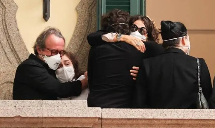 Familiares e amigos se despedem de Jô Soares em velório