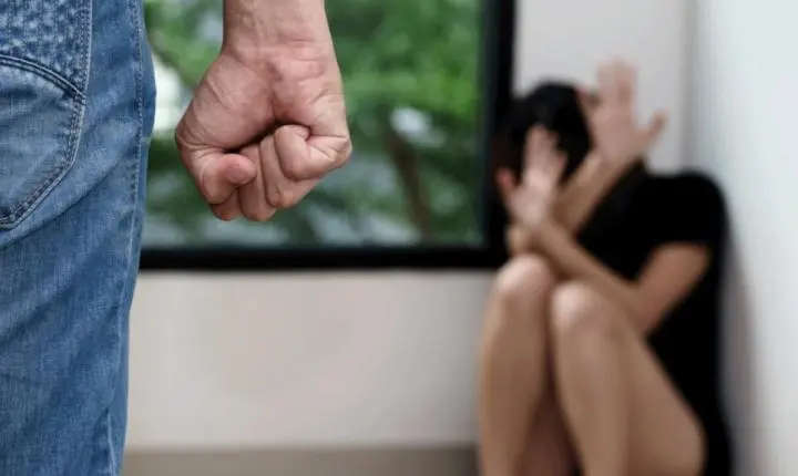 Filha vê padrasto agredindo a mãe, chama a polícia e homem é preso em casa em MT