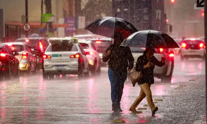 Frente fria e ciclone extratropical deixam o Brasil com chuva e tempo instável nesta terça (24)