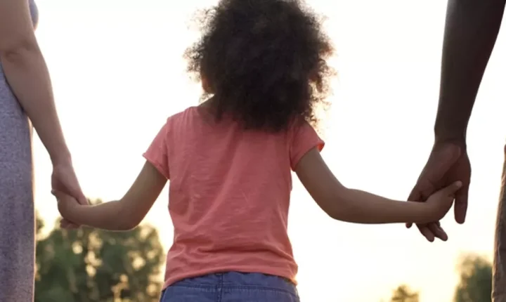 Governador sanciona lei que garante 6 meses de licença maternidade à mãe adotante