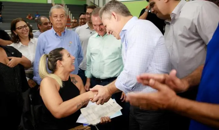 Governo de MT entrega 904 títulos e lança regularização fundiária para beneficiar mais 15 mil famílias