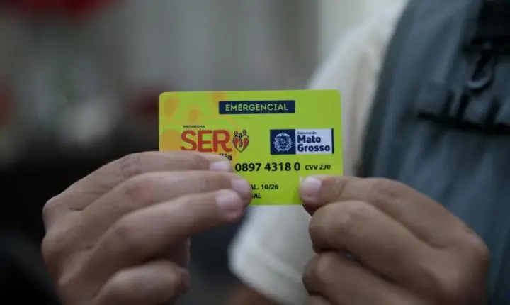 Governo de MT entrega novos cartões do Ser Família Emergencial e paga auxílio de abril