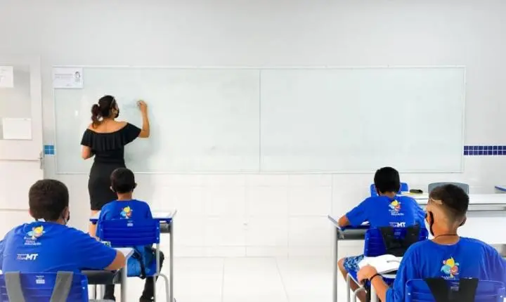 Governo define retorno de aulas estaduais em fevereiro de 2022; ano letivo atual se encerra na segunda