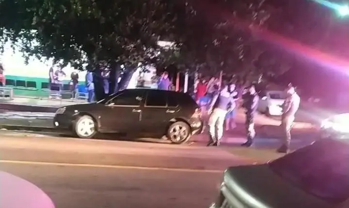 Homem é baleado na cabeça e ombro por criminosos em motocicleta na frente de posto de atendimento a Covid-19