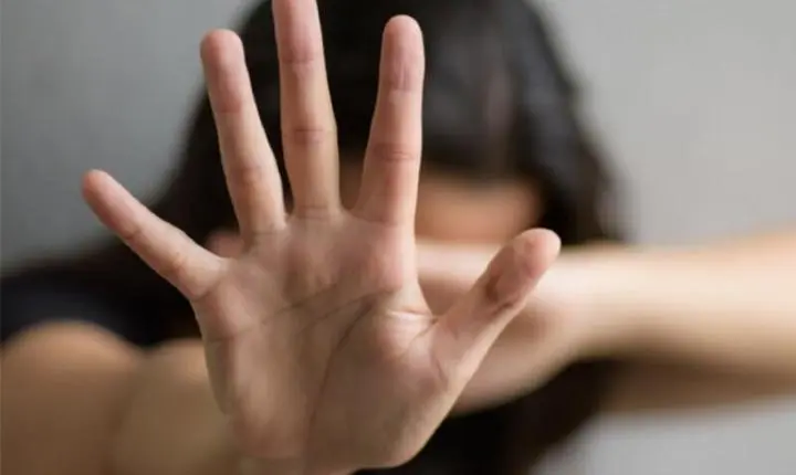 Homem espanca ex-namorada e vítima perde dentes durante agressão