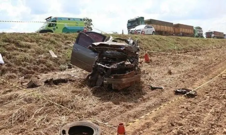 Homem morre e mulher fica ferida gravemente em acidente entre carro e carreta em MT