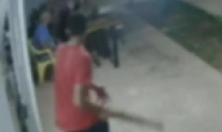 Imagens fortes; Jovem mata homem a pauladas em frente a mercado em Vila Rica
