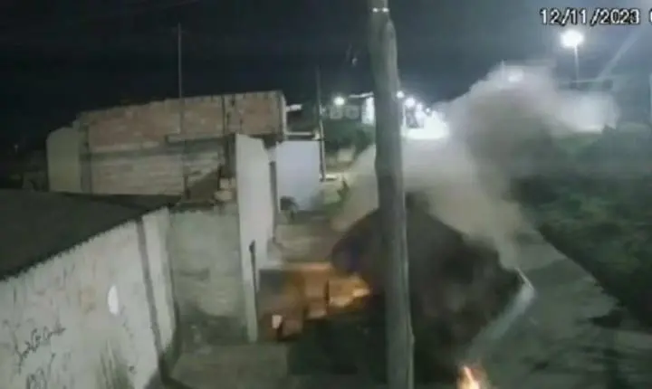 Impressionante; Circuito de segurança flagra momento que adolescente com sinais de embriaguez capota carro roubado em BH