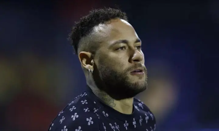 Jornal: Neymar irá a julgamento um mês antes da Copa, em processo por transferência para o Barcelona