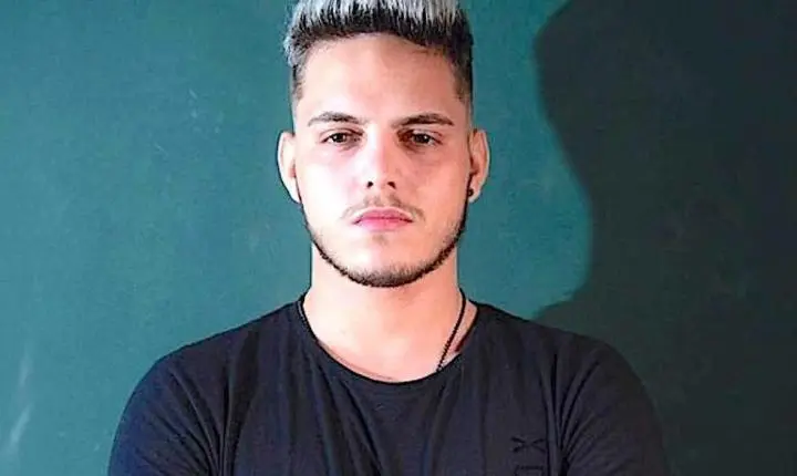 Jovem de 18 anos morre após moto em que ele estava bater em caminhonete em avenida de MT