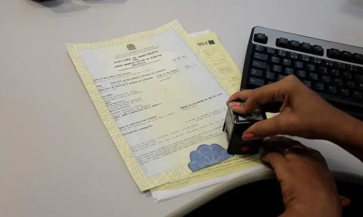 Judiciário reconhece paternidade afetiva e mantém nomes de dois pais em registro civil de criança