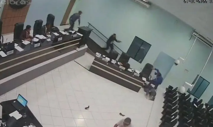 Justiça recebe a denúncia e torna réu vereador que sacou arma e apontou para colega durante sessão em MT