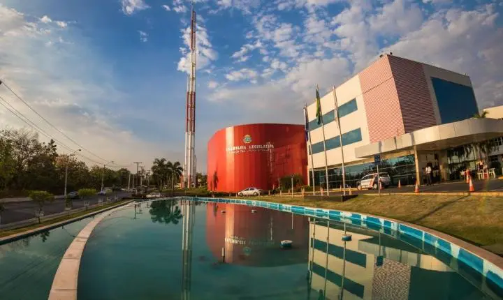 Lei que proíbe a exigência de passaporte da vacina é sancionada por governo de MT