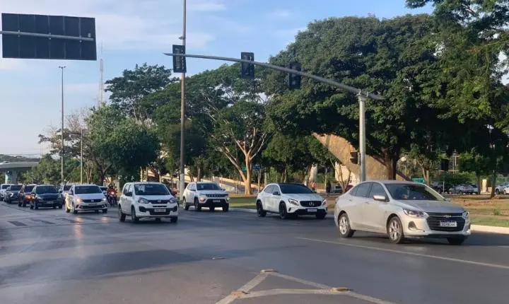 Licenciamento de veículos com placa final 6 deve ser pago até 30 de junho