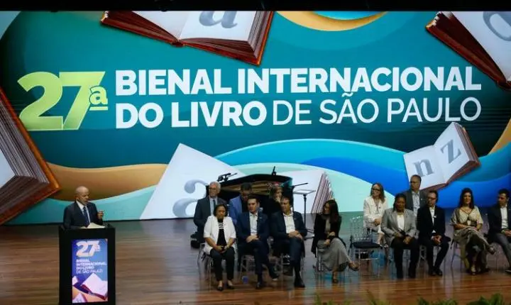 Lula assina regulamentação da Política Nacional de Leitura e Escrita 