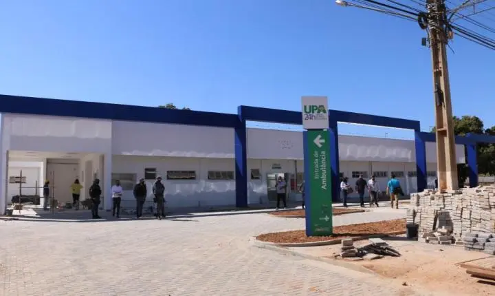 Mãe é presa após arremessar vidro contra a filha de 8 anos e causar corte profundo na criança em