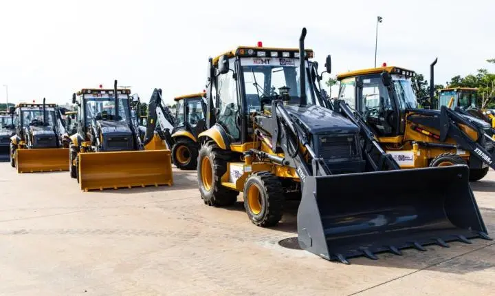 Máquinas entregues pelo Governo de MT vão ajudar na manutenção das rodovias sem asfalto