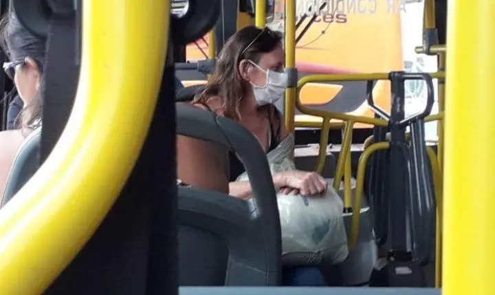 Máscaras deveriam ser mantidas em ambientes fechados, diz especialista