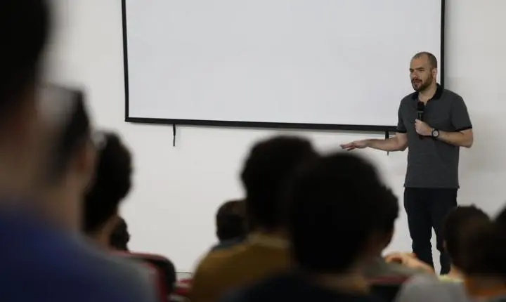 Matemática é estudo, prática, persistência e sorte, diz medalhista