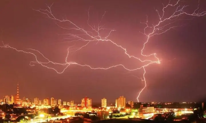 Mato Grosso teve 18,5 milhões de quedas de raios no último ano; Paranatinga está em estado de emergência