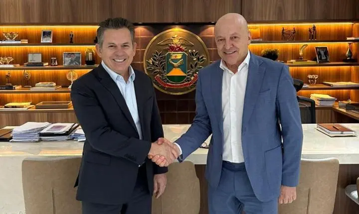 Mauro Mendes passa a faixa de governador para Otaviano Pivetta no dia 31 de março