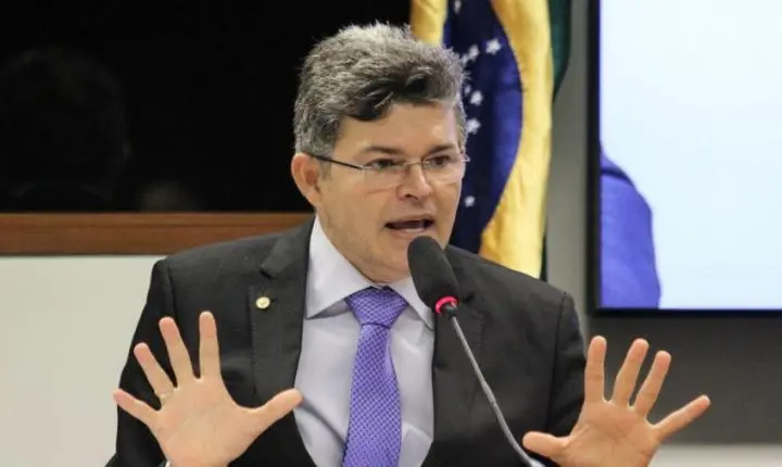 Medeiros aciona PGR para impedir uso da linguagem neutra