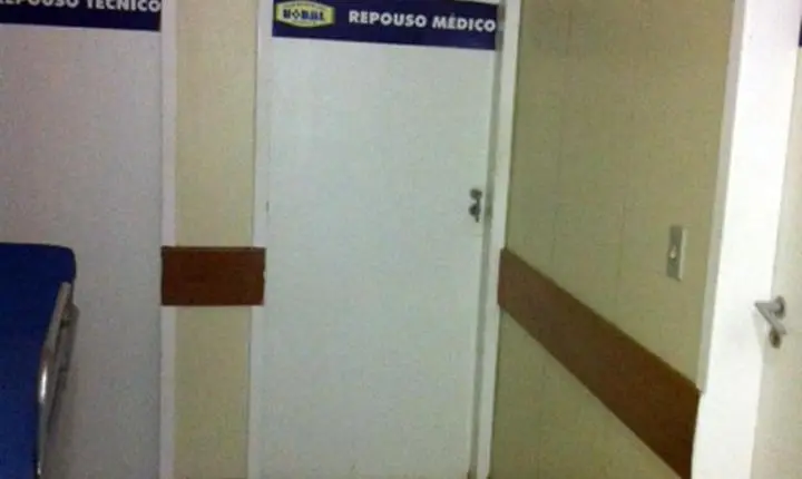 Médico é exonerado após dormir em plantão e não acordar para atender paciente mesmo depois de ter sido chamado 3 vezes em MT