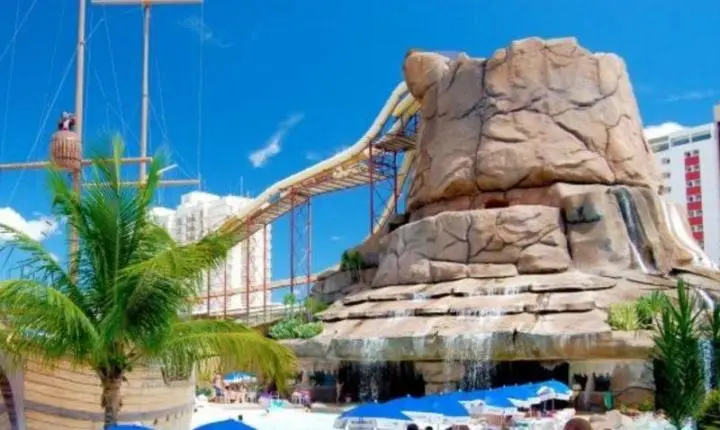 Menino de 8 anos morre após cair de toboágua de 15 metros em Goiás; parque aquático diz que brinquedo estava interditado