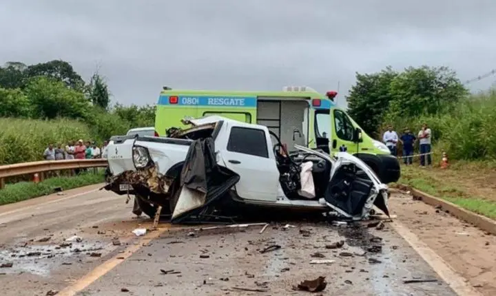 Menor morre ao fazer ultrapassagem e bater de frente em carreta