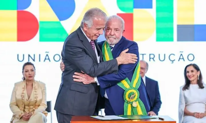 Ministro da Defesa quer PEC para impedir volta à ativa de militares que disputarem eleições