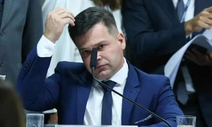 Moraes autoriza visita de 17 senadores a ex-diretor da PRF preso 