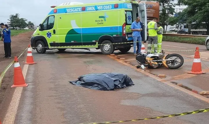 Motociclista morre após tentar ultrapassagem, cair na pista e ser atropelada por carreta em Sinop
