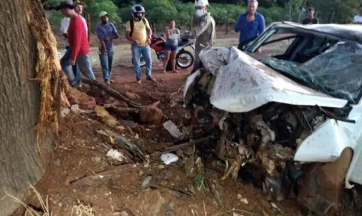 Motorista de 19 anos morre após perder controle de carro e bater em árvore