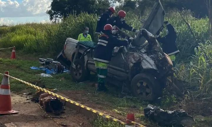 Motorista de caminhonete morre ao tentar fazer ultrapassagem e bater em caminhão na BR-163 em MT