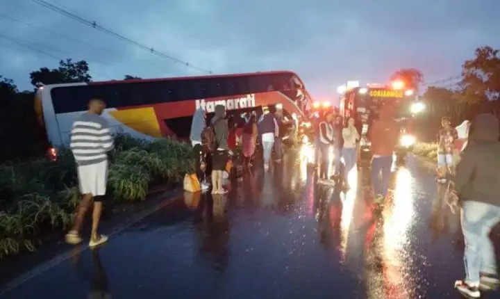 Motorista de ônibus morre e 12 ficam feridos após veículo bater em traseira de caminhão