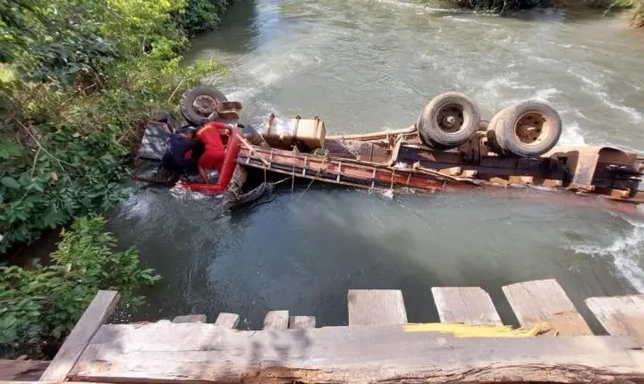 Motorista fica preso às ferragens e morre após caminhão cair de ponte em Mato Grosso