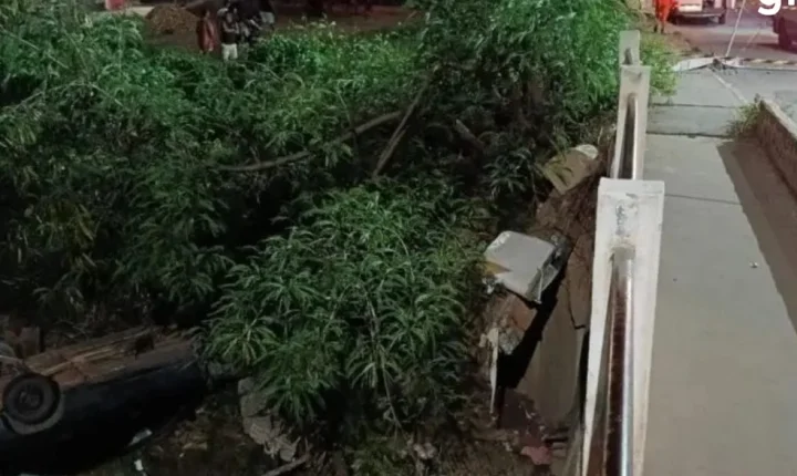 Motorista perde controle, bate em poste e cai em córrego em Cuiabá