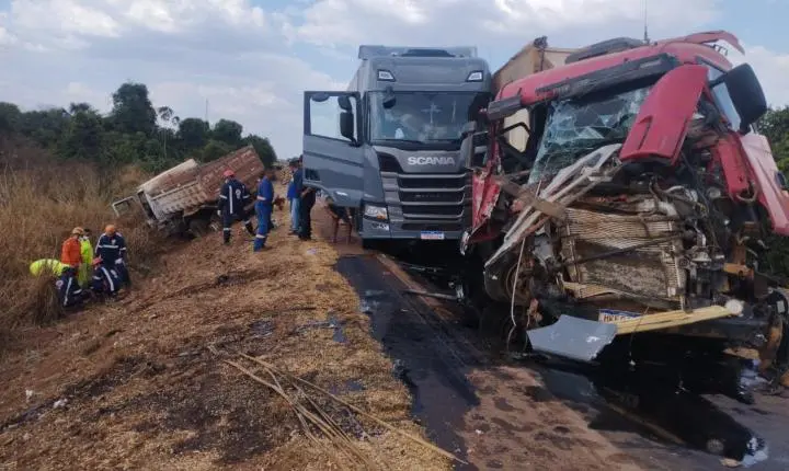 MT-130; Colisão entre quatro caminhões deixa um homem ferido em Primavera do Leste