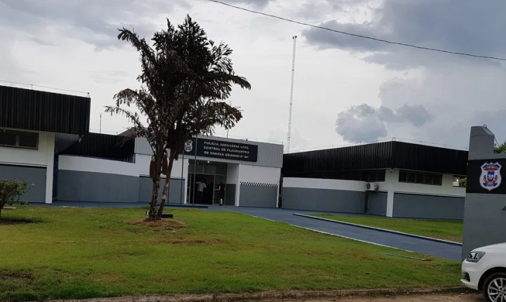 Mulher é detida após ameaçar família e tentar incendiar casa em Várzea Grande