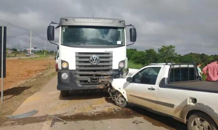 Mulher morre em acidente entre picape e duas carretas em MT