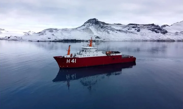 Navio Polar Almirante Maximiano parte com destino à Antártica