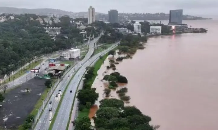 Nível do Guaíba atinge 4,50 metros, e águas invadem ruas e rodoviária de Porto Alegre