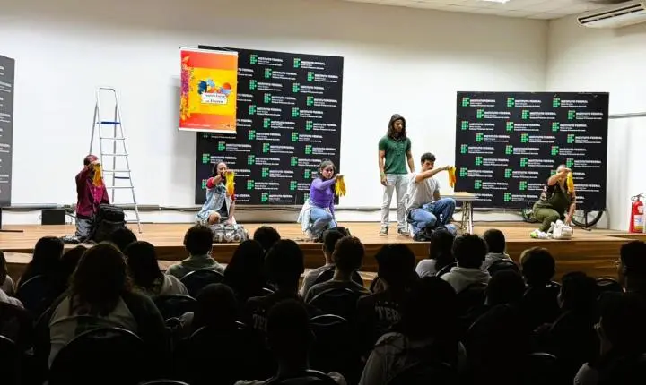 O Projeto Faces em Flores – Semeadura amplia acesso à cultura com circulação de “O Assassino da Luva Amarela” em escolas de Primavera do Leste com Grupo de Teatro Faces Jovem.