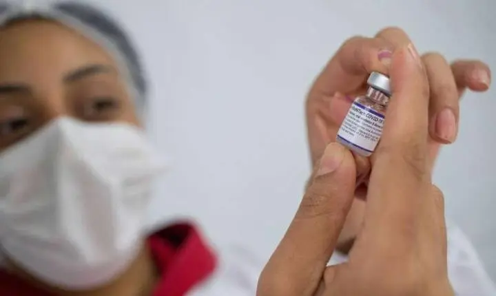 Ômicron: quarta dose da vacina pode ser necessária para conter variante, diz CEO da Pfizer