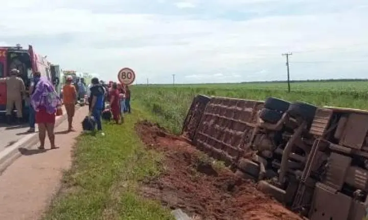 Ônibus com 28 pessoas tomba e cinco ficam feridas na BR-163 em MT