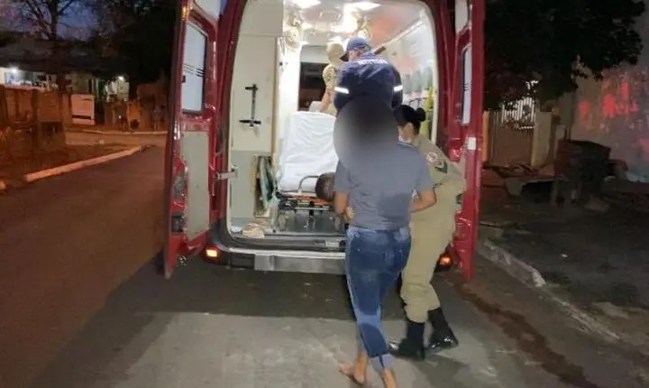 Pai tenta matar a mulher, erra e esfaqueia filho de 8 meses durante briga do casal em MT, diz polícia