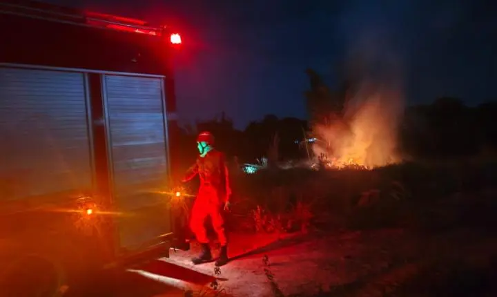 Paranatinga; Bombeiros combatem incêndio em vegetação nos fundos do Estádio Municipal Dedezão