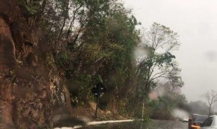 Paredão de Chapada dos Guimarães tem deslizamento de terra e trânsito na MT-251 é monitorado por agentes